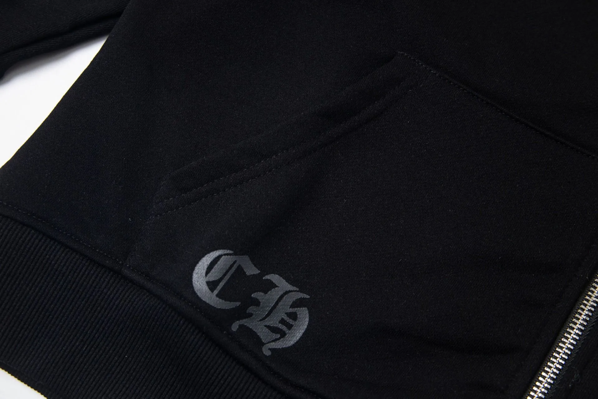 P290 model number: G503 Chrome Hearts DeadlyDoll co-branded new comic zipper long-sleeved hooded sweatshirt jacket 1️⃣ Purchased the original version, it is heavy enough and thick enough to feel heavy in the hand, the workmanship details are perfectly controlled, and the upper body effect is also very comfortable! 2️⃣ It is very youthful and energetic, and can be easily worn by both men and women. It is very in line with the fashion aesthetic concepts of today's young people, creating a casual and lazy fashion tone. It is a must-have for couples in autumn and winter! 3️⃣ Complete accessories, same style for men and women. Color: black, size: S, M, L, XL